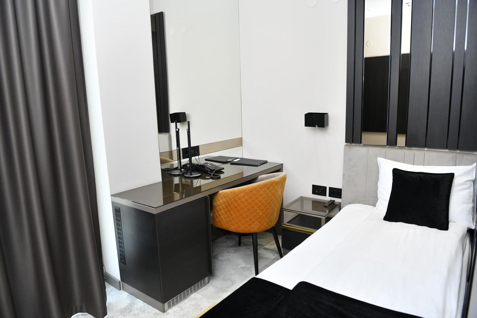 Hotel Zeneva Lux Kragujevac Extérieur photo