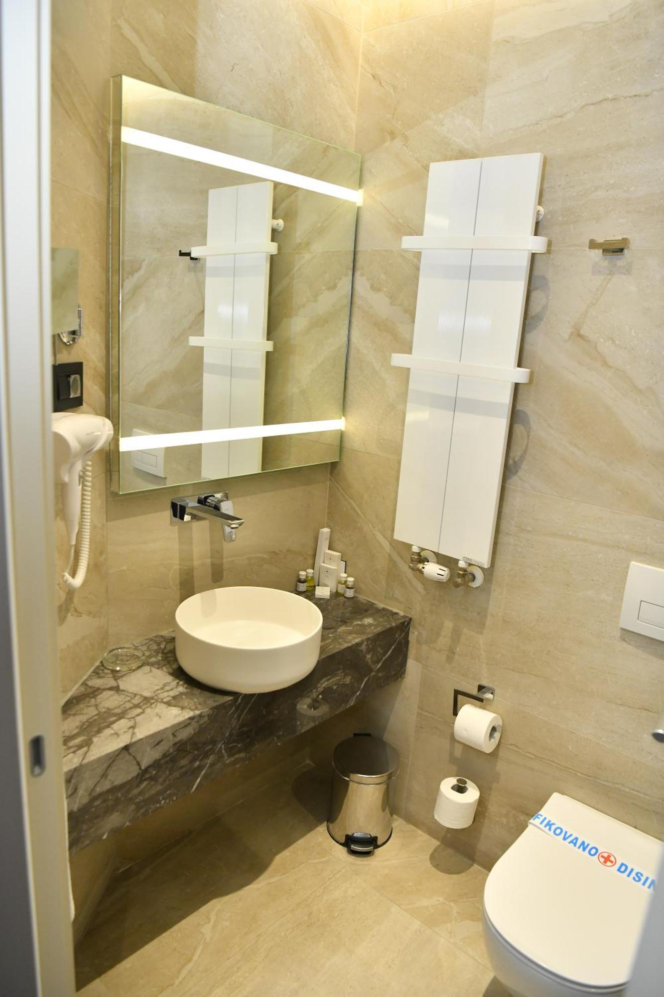 Hotel Zeneva Lux Kragujevac Extérieur photo